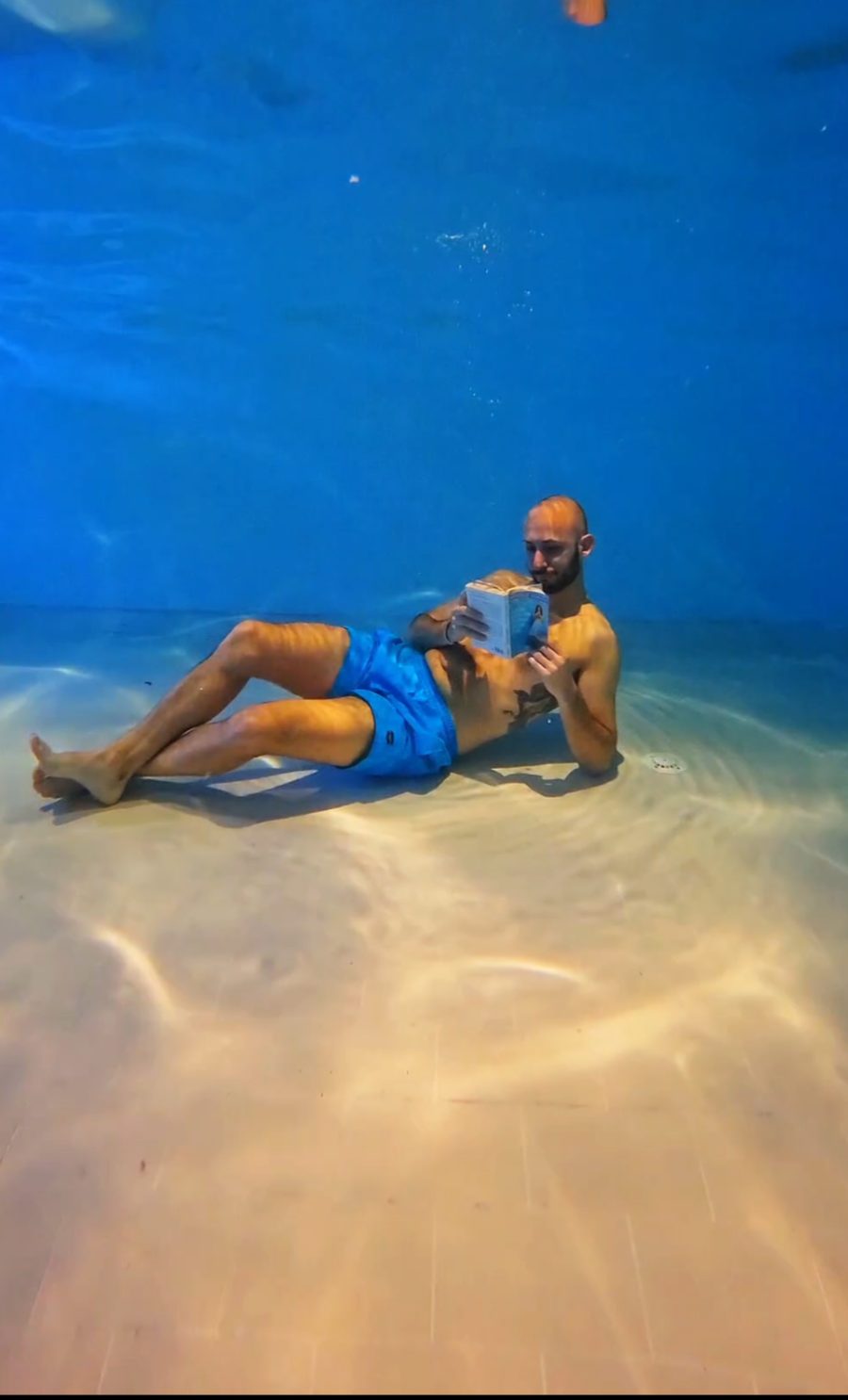 Terence Debret, maître-nageur, en parfaite aisance sous l'eau à Nice